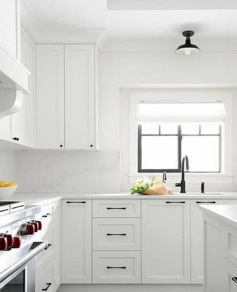 81+ Stunning Farmhouse White Kitchen Cabinet Makeover Ideas 